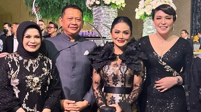 Gaya artis di pesta ultah Ketua MPR Bambang Soesatyo (Instagram/@krisdayantilemos)