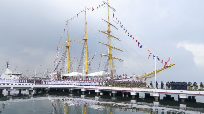 Sejumlah prajurit TNI AL mengikuti Upacara HUT ke-77 TNI AL di Kompleks Dermaga Pondok Dayung Koarmada I, Tanjung Priok, Jakarta, Senin (12/9/2022). [ANTARA FOTO/M Risyal Hidayat/aww].