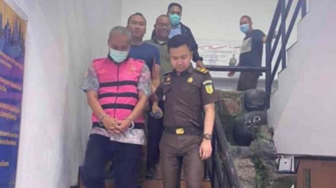 Penyidik Kejaksaan Negeri Kabupaten Bekasi membawa tersangka AR dari dalam ruang pemeriksaan tindak pidana khusus menuju mobil tahanan untuk dititipkan ke Lapas Cikarang. ANTARA/Pradita Kurniawan Syah