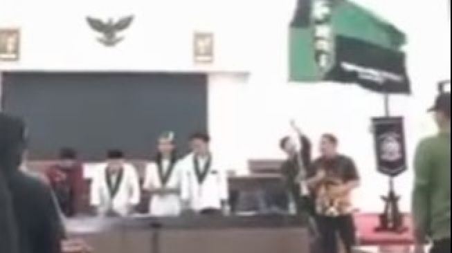 Viral Ketua DPRD Lumajang Tak Hafal Pancasila, Mahasiswa Justru Bacakan 'Pancasalah'