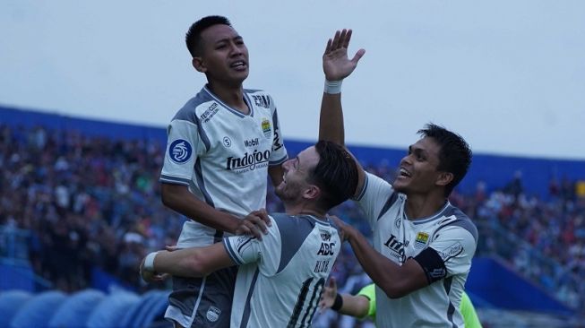 Gelandang Persib Bandung, Beckham Putra melakukan selebrasi dengan rekan-rekannya setelah mencetak gol untuk timnya selama pertandingan pekan kesembilan BRI Liga 1 2022-2023 antara Arema FC vs Persib Bandung di Stadion Kanjuruhan, Malang, Minggu (11/9/2022). [Persib Bandung]