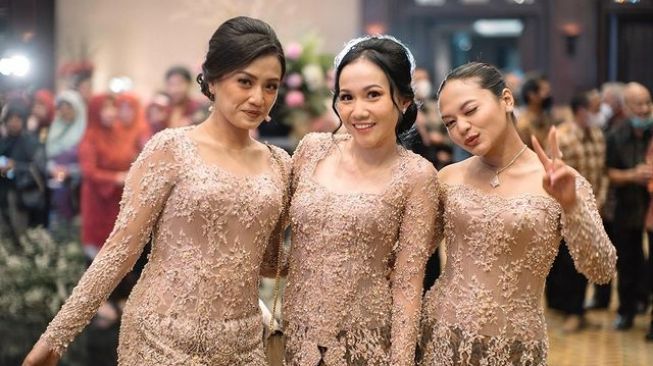 Potret Amel Carla di Nikahan Kakak (Instagram/@amelcarla)