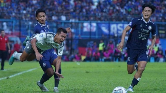 Patah Tulang Selangka, Erwin Ramdani Terancam Absen Bela Persib hingga Pertengahan Musim