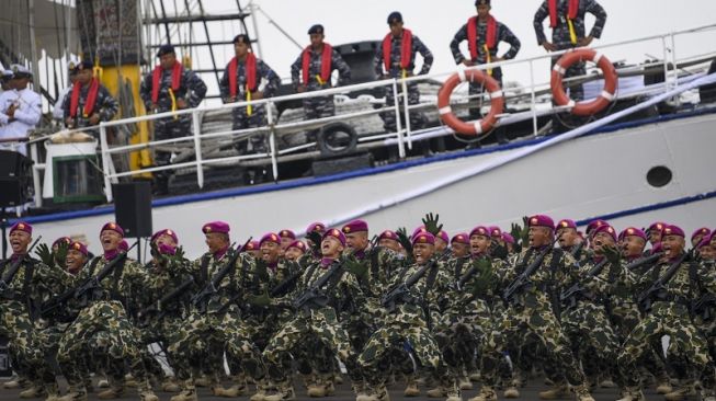 Sejumlah prajurit Korps Marinir TNI AL melakukan yel-yel saat mengikuti Upacara HUT ke-77 TNI AL di Kompleks Dermaga Pondok Dayung Koarmada I, Tanjung Priok, Jakarta, Senin (12/9/2022).[ANTARA FOTO/M Risyal Hidayat/aww].