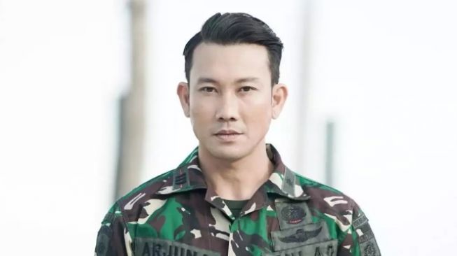  Potret Artis Pria Pakai Seragam TNI (Instagram/sumargodenny)