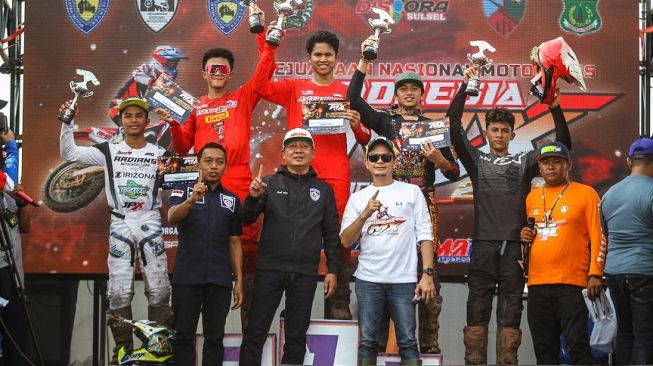 Dua Crosser binaan AHM M. Delvintor Alvarizi (Podium Tengah) dan Nuzul Ramzidan (Podium Kiri kedua) berhasil meraih podium pertama dan kedua pada race kedua diputaran ketiga pada gelaran Kejurnas Motocross IndoMX National Championship di sirkuit Malimpung, Pinrang, Sulawesi Selatan (10-11/9). (Dok. AHM)