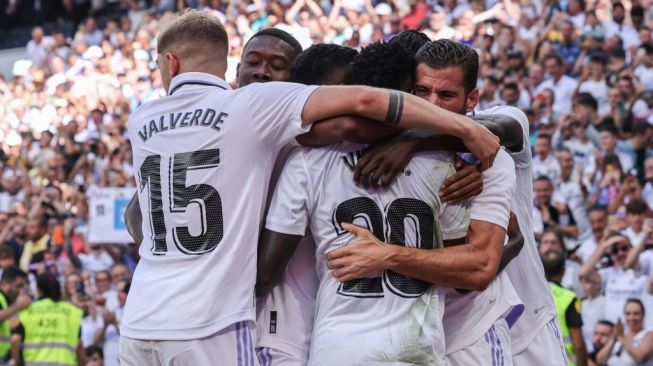 Para pemain Real Madrid merayakan gol ke gawang Real Mallorca pada laga Liga Spanyol di Stadion Santiago Bernabeu, Madrid, Spanyol, Minggu (11/9/2022) malam WIB. [THOMAS COEX / AFP]