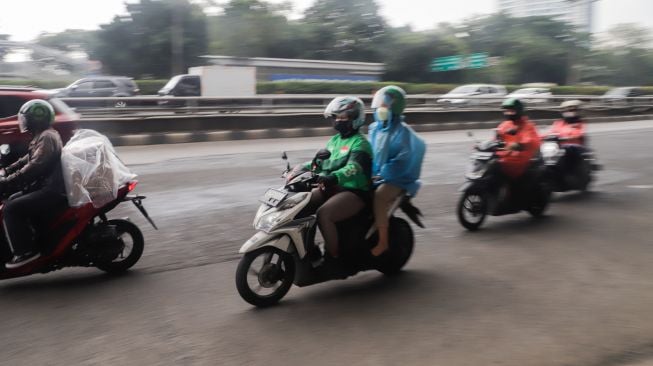 Pengendra Ojek Online melintas di Jalan Gatot Subroto, Jakarta Selatan, Senin (12/9/2022). [Suara.com/Alfian Winanto]