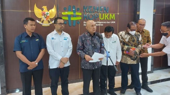 MenkopUKM Teten Masduki Jamin Nelayan Bisa Dapat Akses Solar Hingga Harga Sesuai SPBU