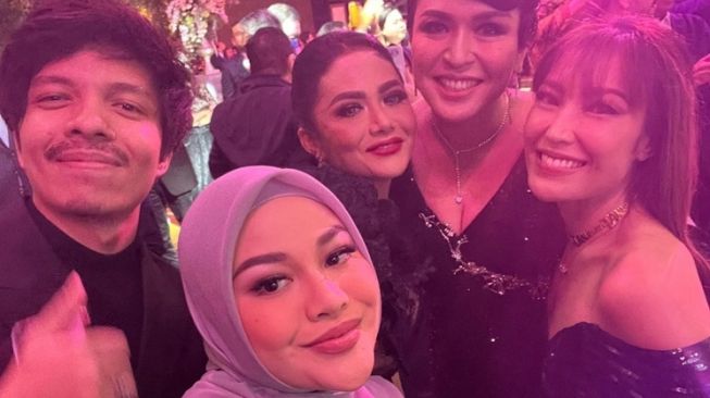 Gaya artis di pesta ultah Ketua MPR Bambang Soesatyo (Instagram/@mrsayudewi)