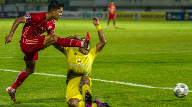 Pesepak bola Persija Jakarta Ilham Rio Fahmi (kiri) berebut bola dengan pesepak bola Barito Putera Franc Rikhart Sokoy (kanan) saat pertandingan BRI Liga 1 di Stadion Demang Lehman Martapura, Kabupaten Banjar, Kalimantan Selatan, Minggu (11/9/2022). [ANTARA FOTO/Bayu Pratama S/foc]