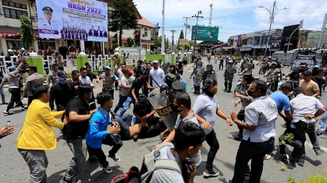 Sejumlah personel Kepolisian Polres Aceh Barat mengamankan mahasiswa yang melakukan aksi unjuk rasa menolak kenaikan harga Bahan Bakar Minyak (BBM) di Meulaboh, Aceh Barat, Aceh, Senin (12/9/2022). [ANTARA FOTO/Syifa Yulinnas/aww].