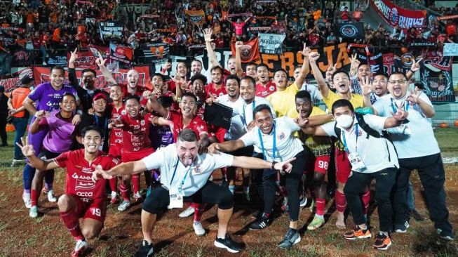 Pemain dan ofisial Persija Jakarta melakukan selebrasi dengan para fans setelah menang 1-0 atas Barito Putera dalam laga pekan kesembilan BRI Liga 1 2022-2023 di di Stadion Demang Lehman, Banjarbaru, Banjarmasin, Kalimantan Selatan, Minggu (11/9/2022). [Twitter/@Persija_JKT]