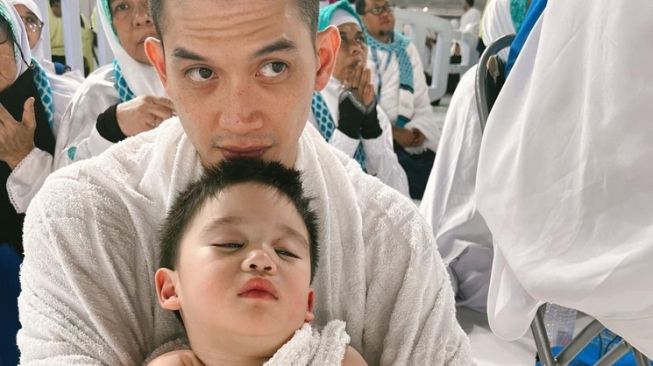 Potret Citra Kirana Berangkat Umroh (Instagram/@thereal_rezkyadhitya)