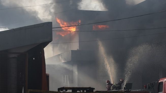 Gudang JNE di Depok Terbakar, Petugas Damkar Telat Dapat Laporan: Warga Padamkan Api Sendiri