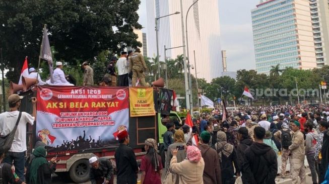 Penampakan massa PA 212 saat demo tolak kenaikan BBM di kawasan Patung Kuda, Jakarta. (Suara.com/Rakha)
