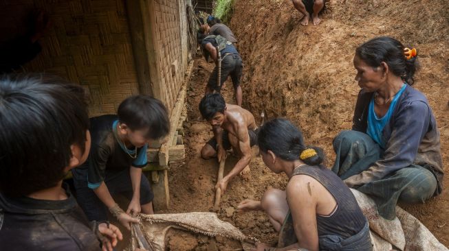 Sejumlah warga Suku Baduy membersihkan sisa-sisa longsoran tanah di Desa Kanekes, Lebak, Banten, Senin (12/9/2022). [ANTARA FOTO/Muhammad Bagus Khoirunas/aww].