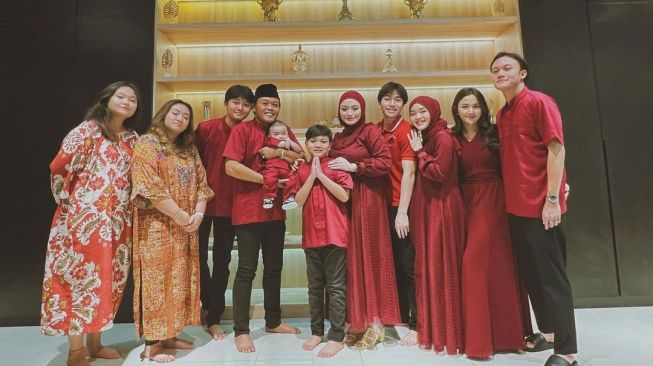  Potret Akrab Mahalini dan Adik-adik Rizky Febian (Instagram/@putridelinaa)