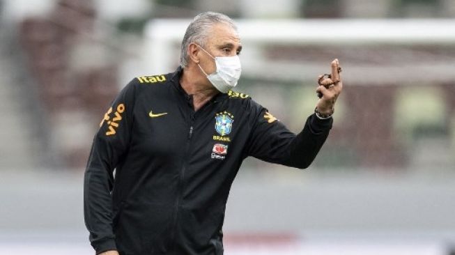 Pelatih Timnas Brasil Tite memberikan instruksi dari pinggir lapangan dalam sesi latihan di Tokyo, Jepang, pada 5 Juni 2022. [AFP]