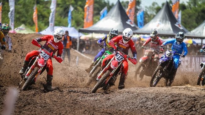 Aksi M. Delvintor Alvarizi (#325) dan Nuzul Ramzidan (#317)di kelas MX2 dalam gelaran Kejurnas Motocross IndoMX National Championship. (Dok. AHM)