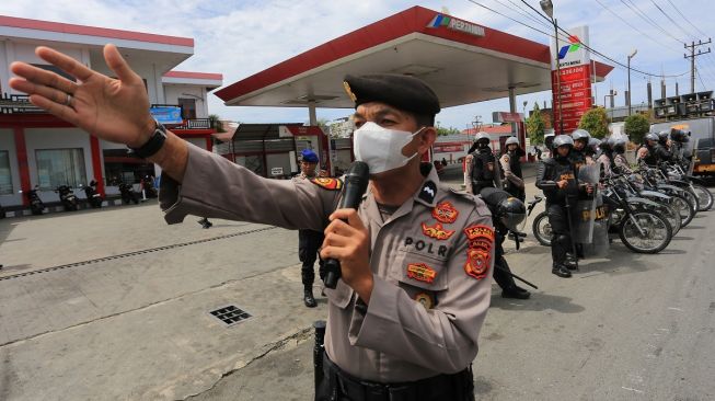 Sejumlah personel Kepolisian Polres Aceh Barat mengamankan mahasiswa yang melakukan aksi unjuk rasa menolak kenaikan harga Bahan Bakar Minyak (BBM) di Meulaboh, Aceh Barat, Aceh, Senin (12/9/2022). [ANTARA FOTO/Syifa Yulinnas/aww].