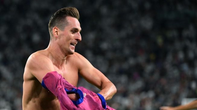 Penyerang Juventus asal Polandia, Arkadiusz Milik, melakukan selebrasi setelah mencetak gol menit akhir selama laga pekan keenam Liga Italia 2022-2023 antara Juventus vs Salernitana di stadion Juventus di Turin pada 11 September 2022. Gol itu pada akhirnya dianulir oleh VAR.Isabella BONOTTO / AFP