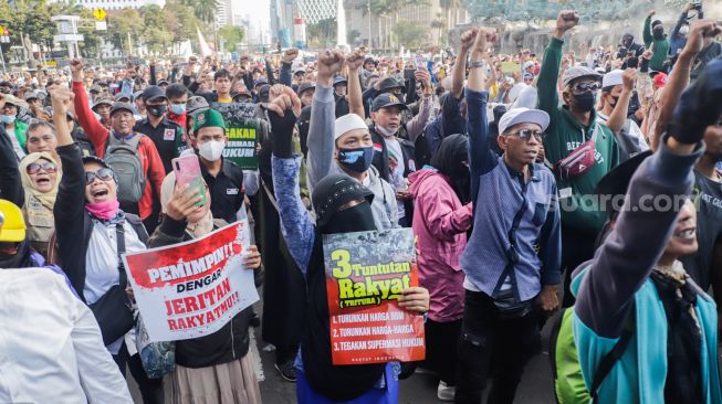 Massa aksi 1209 yang tergabung dalam Gerakan Nasional Pembela Rakyat (GNPR) yang terdiri dari elemen PA 212, GNPF Ulama hingga Front Persaudaraan Islam (FPI), serta ormas lainnya melakukan unjuk rasa di kawasan Patung Kuda, Jakarta Pusat, Senin (12/9/2022). [Suara.com/Alfian Winanto]