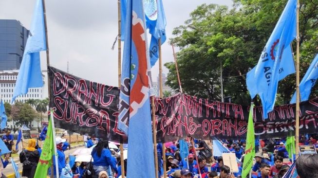 Demo Tolak Kenaikan BBM, Ribuan Massa Buruh Padati Patung Kuda dan Balai Kota DKI