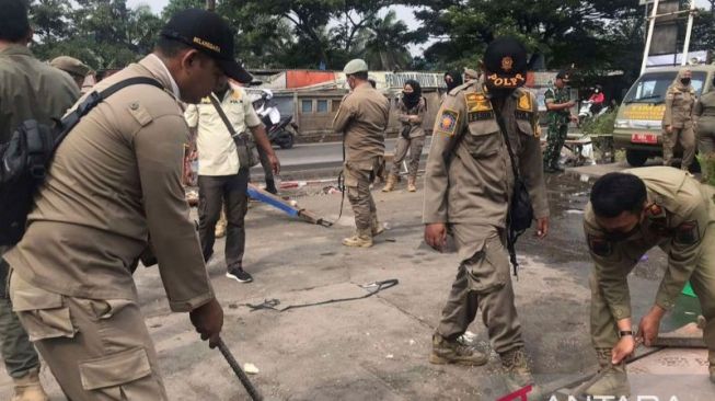 Satpol PP Bekasi Bongkar Bangunan Liar di Area Taman Ramah Cikarang Barat