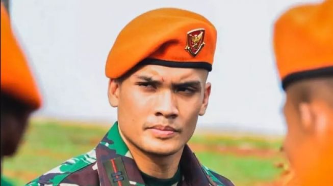  Potret Artis Pria Pakai Seragam TNI (Instagram/randpunk)