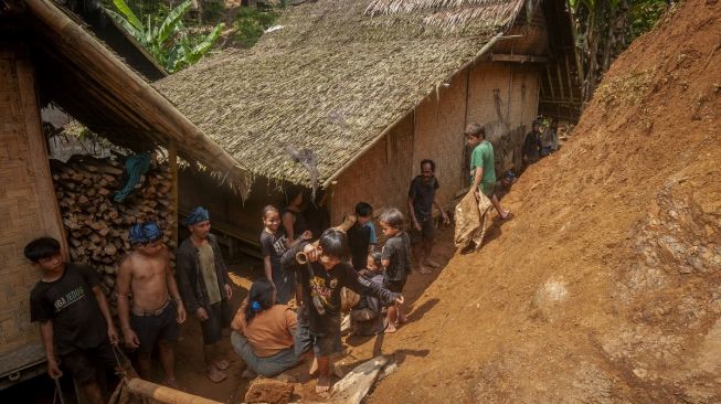 Sejumlah warga Suku Badui membersihkan sisa-sisa longsoran tanah di Desa Kanekes, Lebak, Banten, Senin (12/9/2022). [ANTARA FOTO/Muhammad Bagus Khoirunas/aww].