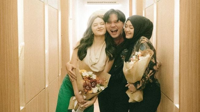  Potret Akrab Mahalini dan Adik-adik Rizky Febian (Instagram/@putridelinaa)