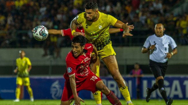 Pesepak bola Barito Putera Renan Da Silva Alves (kanan) berebut bola dengan pesepak bola Persija Jakarta Hanif Abdurrauf Sjahbandi (kiri ) saat pertandingan BRI Liga 1 di Stadion Demang Lehman Martapura, Kabupaten Banjar, Kalimantan Selatan, Minggu (11/9/2022). [ANTARA FOTO/Bayu Pratama S/foc]