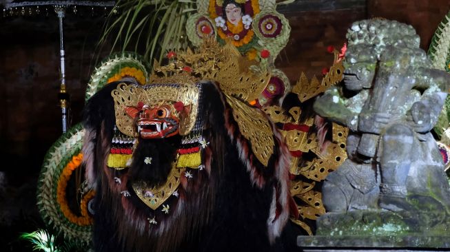 Seniman menampilkan kesenian Barong Buntut saat pagelaran Taman Ayun Barong Festival di Pura Taman Ayun Mengwi, Badung, Bali, Minggu (11/9/2022). [ANTARA FOTO/Nyoman Hendra Wibowo/foc]