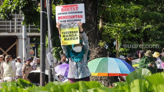 Massa aksi 1209 yang tergabung dalam Gerakan Nasional Pembela Rakyat (GNPR) yang terdiri dari elemen PA 212, GNPF Ulama hingga Front Persaudaraan Islam (FPI), serta ormas lainnya melakukan unjuk rasa di kawasan Patung Kuda, Jakarta Pusat, Senin (12/9/2022). [Suara.com/Alfian Winanto]