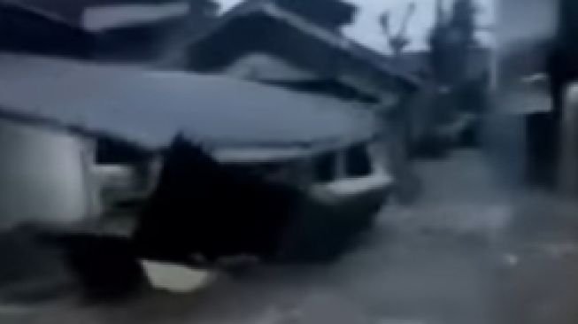 Viral, Video Detik-detik Bangunan Roboh di Bogor Saat Air Sungai Cisadane Meluap