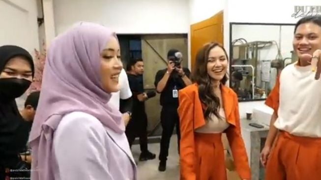 Potret Akrab Mahalini dan Adik-adik Rizky Febian(YouTube/Putri Delina)