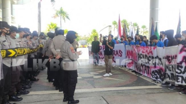 Tolak Kenaikan Harga BBM, Mahasiswa Demo di Depan Kantor Wali Kota Bontang: Masyarakat Menderita