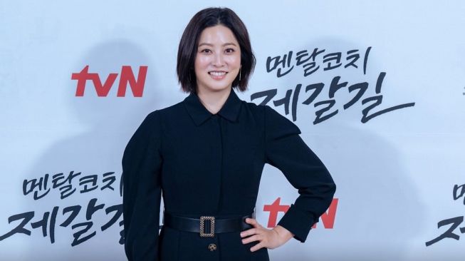 7 Potret Park Se Young di Mental Coach Jegal, Jadi Dokter Cantik di Desa Atlet