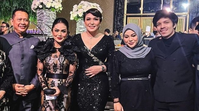 Gaya artis di pesta ultah Ketua MPR Bambang Soesatyo (Instagram/@attahalilintar)