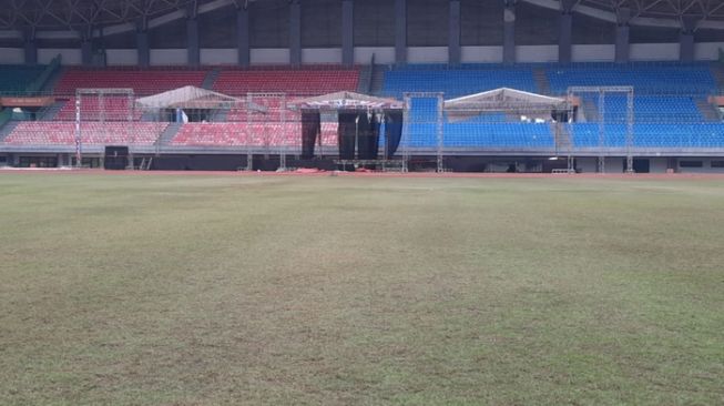 Marc Klok Sebut Rumput Stadion Patriot Candrabhaga Jelek, Publik Mengamini: Jalanan Aja Pada Bolong