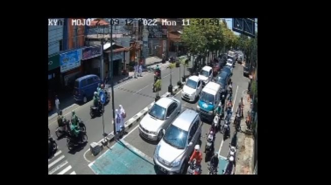 Rombongan Driver Ojol di Jogja yang Mau Demo Beri Jalan Bocah yang Mau Menyeberang, Aksinya Banjir Pujian