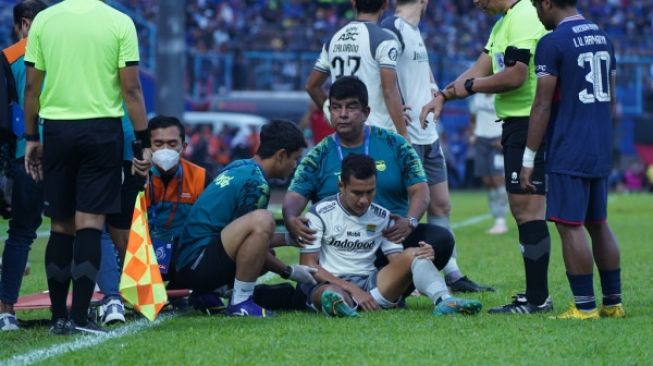 Gelandang Persib Erwin Ramdani Alami Patah Tulang Selangka Kanan Setelah Ditekel Achmad Figo