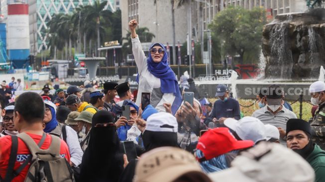 Massa aksi 1209 yang tergabung dalam Gerakan Nasional Pembela Rakyat (GNPR) yang terdiri dari elemen PA 212, GNPF Ulama hingga Front Persaudaraan Islam (FPI), serta ormas lainnya melakukan unjuk rasa di kawasan Patung Kuda, Jakarta Pusat, Senin (12/9/2022). [Suara.com/Alfian Winanto]