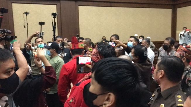 Sidang Ricuh Gegara Edy Mulyadi Divonis Ringan, Masyarakat Dayat Protes: Putusan Hakim Tak Adil!