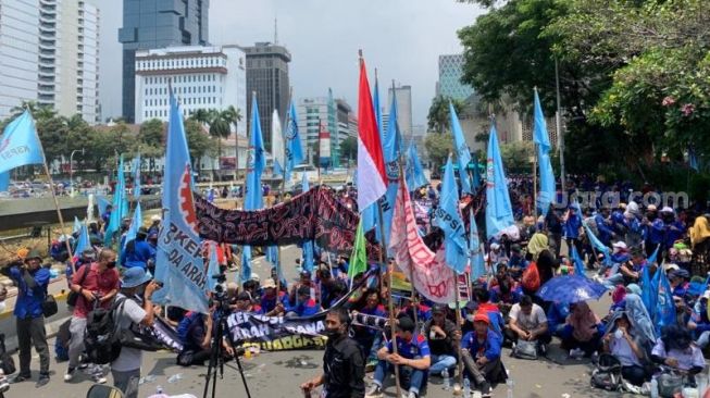 Buruh KSPSI Demo Tolak Harga BBM Naik Di Patung Kuda, 7 Orang Masuk Istana