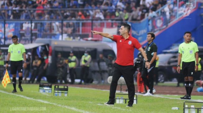 Pelatih Arema FC Javier Roca memberi instruksi dari pinggir lapangan saat menjamu Persib Bandung di pekan ke-9 BRI Liga 1, Minggu (11/9/2022). [Liga Indonesia Baru]