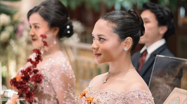 7 Potret Amel Carla di Nikahan Kakak, Penampilannya Bikin Kagum