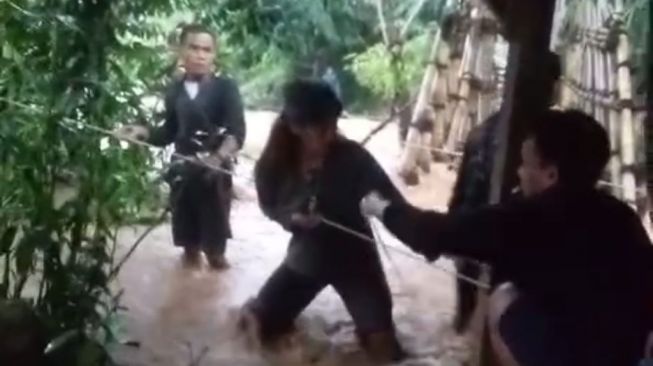 Penampakan Warga Baduy Saat Kawasannya Diterjang Banjir