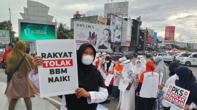 Tolak Kenaikan BBM, Ratusan Orang Flashmob di Bundaran Adipura